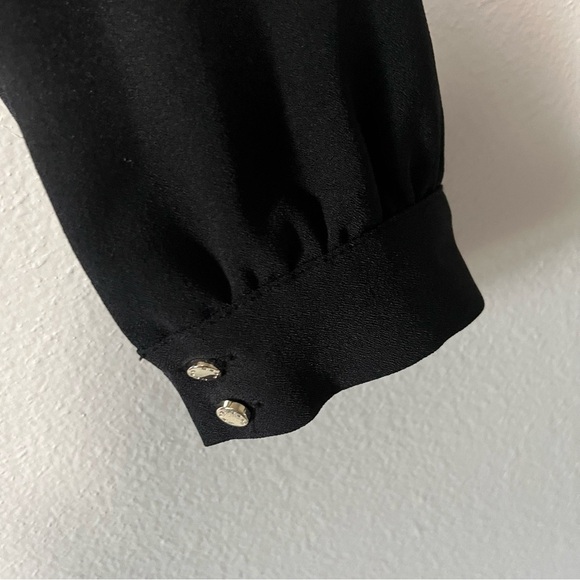 BEBE- NEW Cropped Long Sleeve Blouse with Cross Over Design Size M - Picture 3 of 4